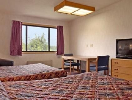 Travelodge Indianapolis Castleton Room photo