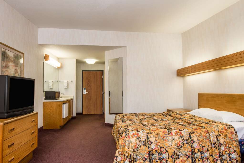 Travelodge Indianapolis Castleton Room photo
