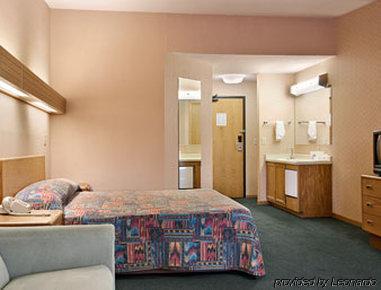 Travelodge Indianapolis Castleton Room photo